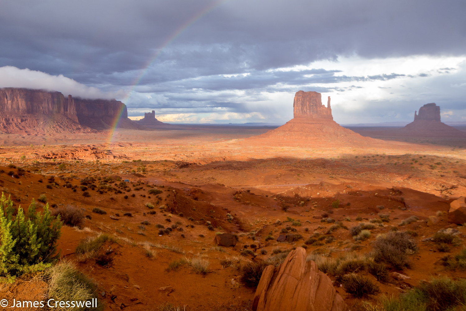 A photograph of desert monuments in Monument Valley, USA, taken on a GeoWorld Travel geology tour, holiday and trip