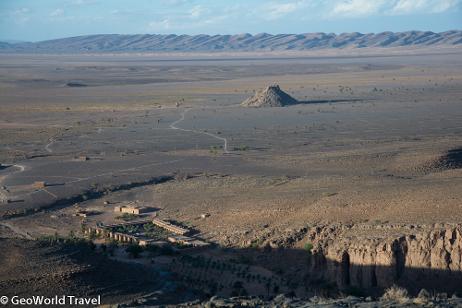 Our accomodation at Mharch oasis with the mud mound of Guelb el Mharch in the background, in the Maider Basin. Morocco fossil holiday
